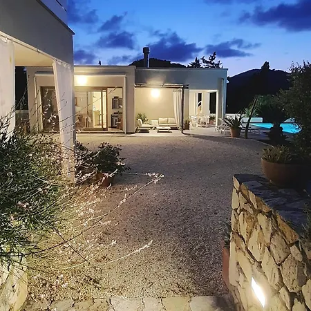 La Con Piscina Privata Ferienhaus Portoferraio