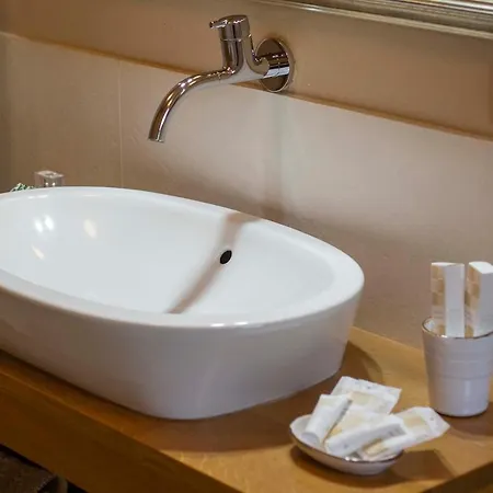 La Con Piscina Privata 4*